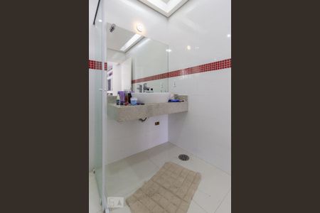 Casa à venda com 700m², 8 quartos e 8 vagasBanheiro da Suíte 4