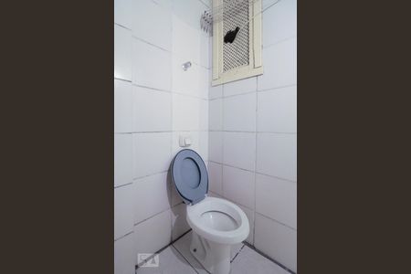 Banheiro de kitnet/studio à venda com 1 quarto, 24m² em Centro Histórico, Porto Alegre