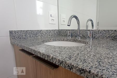 Apartamento para alugar com 66m², 2 quartos e 2 vagasDetalhe banheiro suíte - Pia
