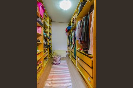 Casa à venda com 298m², 5 quartos e 3 vagasCloset