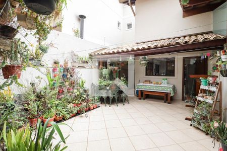 Casa à venda com 166m², 3 quartos e 2 vagasChurrasqueira/Área de Serviço e Banheiro de Serviço