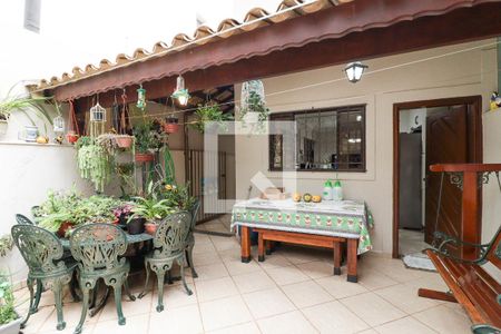 Casa à venda com 166m², 3 quartos e 2 vagasChurrasqueira/Área de Serviço e Banheiro de Serviço