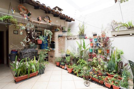 Casa à venda com 166m², 3 quartos e 2 vagasChurrasqueira/Área de Serviço e Banheiro de Serviço