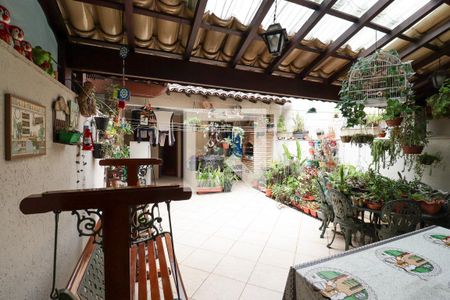 Casa à venda com 166m², 3 quartos e 2 vagasChurrasqueira/Área de Serviço e Banheiro de Serviço