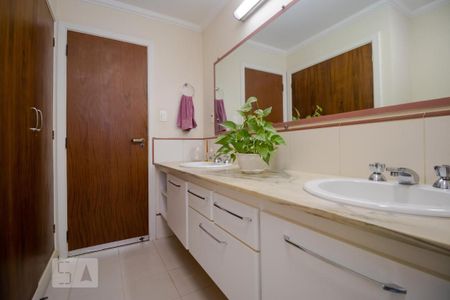 Casa à venda com 400m², 5 quartos e 4 vagas Casa à venda com 400m², 5 quartos e 4 vagasBanheiro