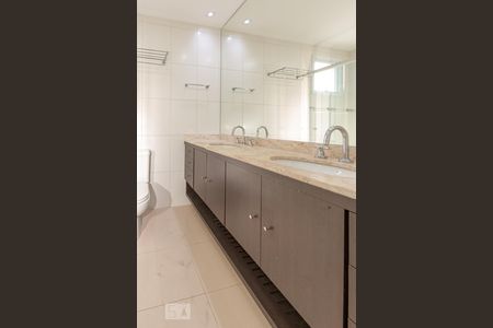 Apartamento à venda com 149m², 3 quartos e 3 vagas Apartamento à venda com 149m², 3 quartos e 3 vagasBanheiro da Suíte 1
