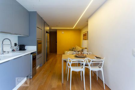 Sala/Cozinha de apartamento para alugar com 1 quarto, 68m² em Recreio dos Bandeirantes, Rio de Janeiro