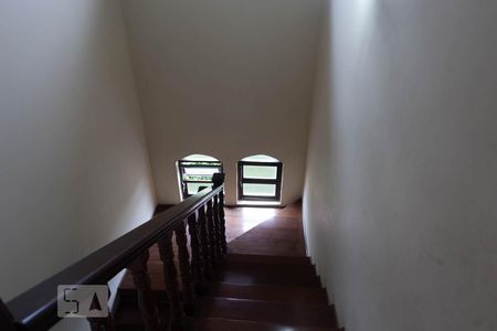 Casa para alugar com 1000m², 5 quartos e 5 vagasEscada