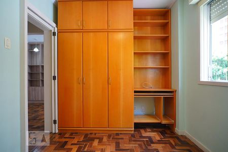 Quarto 1 de apartamento para alugar com 2 quartos, 55m² em Petrópolis, Porto Alegre