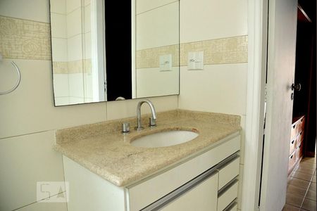 Apartamento para alugar com 175m², 3 quartos e 1 vagaBanheiro da suíte 2 - Espelho e Pia com gabinete