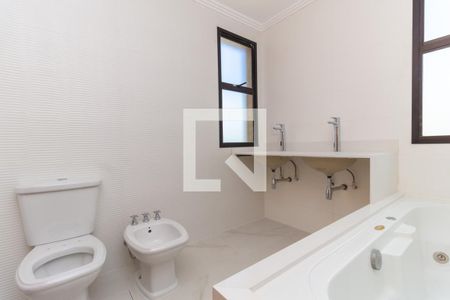 Apartamento à venda com 433m², 4 quartos e 5 vagasBanheiro da Suíte 3