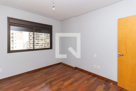 Apartamento à venda com 433m², 4 quartos e 5 vagasSuíte 2