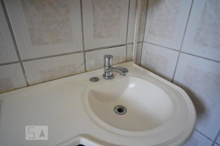 Banheiro de kitnet/studio para alugar com 1 quarto, 34m² em Vila Ipiranga, Porto Alegre