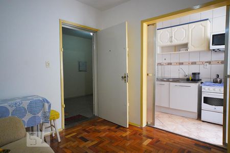 Sala de kitnet/studio para alugar com 1 quarto, 34m² em Vila Ipiranga, Porto Alegre