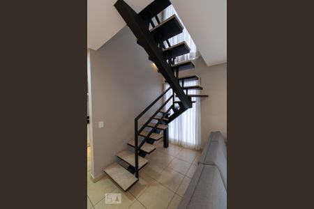 Apartamento para alugar com 80m², 2 quartos e 2 vagas Apartamento para alugar com 80m², 2 quartos e 2 vagasEscada