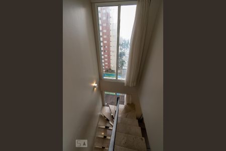 Apartamento para alugar com 80m², 2 quartos e 2 vagas Apartamento para alugar com 80m², 2 quartos e 2 vagasEscada