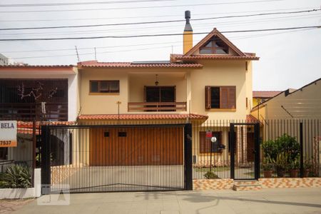 Casa à venda com 287m², 3 quartos e 4 vagas Casa à venda com 287m², 3 quartos e 4 vagasFachada