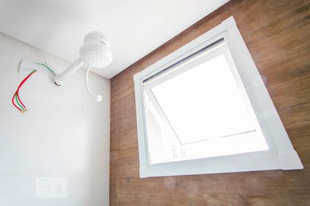 Banheiro de kitnet/studio para alugar com 1 quarto, 10m² em Vila São Pedro, Santo André