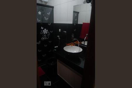 Casa para alugar com 55m², 2 quartos e 2 vagasDetalhe banheiro