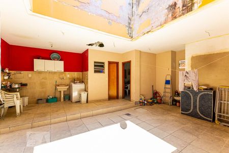 Casa à venda com 320m², 6 quartos e 2 vagasFundos 