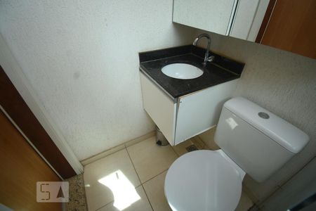 Banheiro de apartamento para alugar com 1 quarto, 26m² em Setor Habitacional Vicente Pires, Brasília