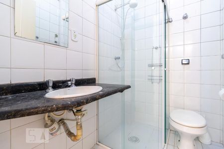 Banheiro de kitnet/studio para alugar com 1 quarto, 29m² em República, São Paulo