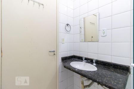Banheiro de kitnet/studio para alugar com 1 quarto, 29m² em República, São Paulo