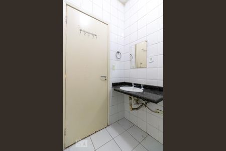 Banheiro de kitnet/studio para alugar com 1 quarto, 29m² em República, São Paulo