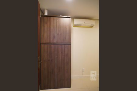Casa à venda com 295m², 4 quartos e 4 vagasEscritório