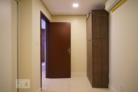 Casa à venda com 295m², 4 quartos e 4 vagasEscritório