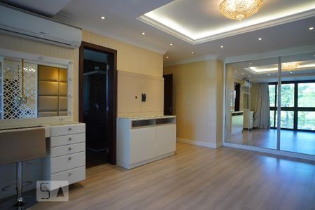 Casa à venda com 295m², 4 quartos e 4 vagasSuite