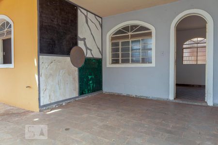 Garagem de casa para alugar com 3 quartos, 136m² em Daniel Fonseca, Uberlândia