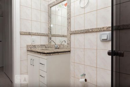 Banheiro da Suíte de apartamento para alugar com 4 quartos, 70m² em Santa Mônica, Uberlândia