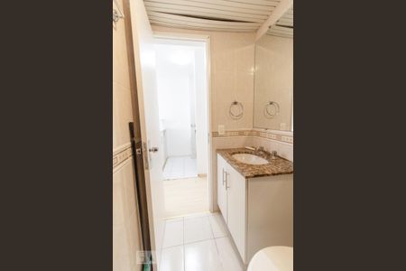 Banheiro Social de kitnet/studio para alugar com 1 quarto, 47m² em Centro Cívico, Curitiba