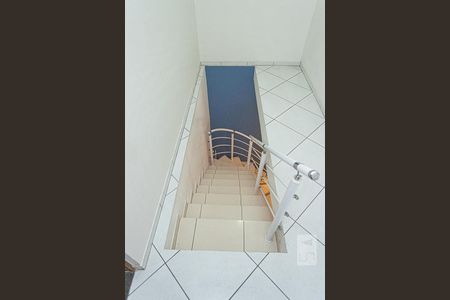 Casa à venda com 150m², 2 quartos e 2 vagas Casa à venda com 150m², 2 quartos e 2 vagasEscada