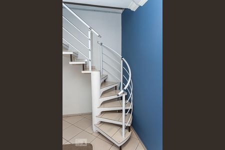 Casa à venda com 150m², 2 quartos e 2 vagas Casa à venda com 150m², 2 quartos e 2 vagasEscada