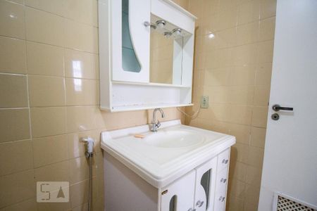 Banheiro de apartamento para alugar com 2 quartos, 56m² em Barra da Tijuca, Rio de Janeiro