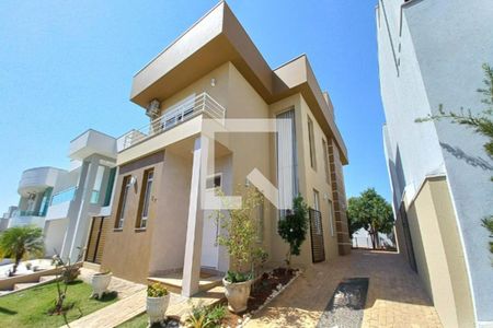 Casa de condomínio à venda com 210m², 4 quartos e 4 vagasFachada