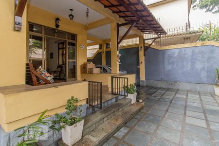 Casa para alugar com 265m², 4 quartos e 4 vagasQuintal Frente