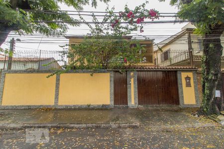 Casa para alugar com 265m², 4 quartos e 4 vagasFachada