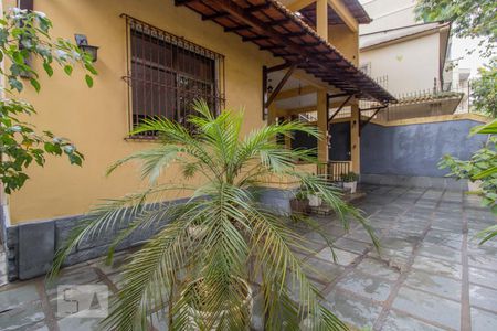 Casa para alugar com 265m², 4 quartos e 4 vagasQuintal Frente
