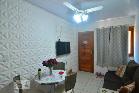Sala de casa de condomínio à venda com 2 quartos, 47m² em Olaria, Canoas