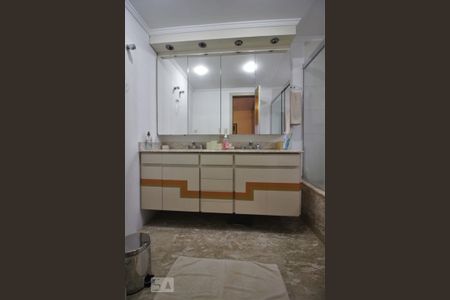 Apartamento à venda com 206m², 4 quartos e 4 vagasBanheiro da suíte 3