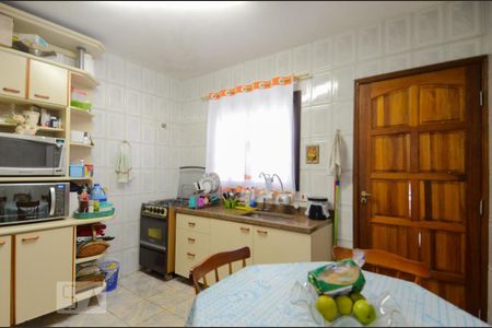 Casa à venda com 140m², 3 quartos e 2 vagas Casa à venda com 140m², 3 quartos e 2 vagasCozinha