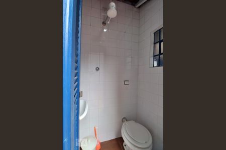 Banheiro de Serviço de casa de condomínio para alugar com 2 quartos, 82m² em Campestre, Santo André