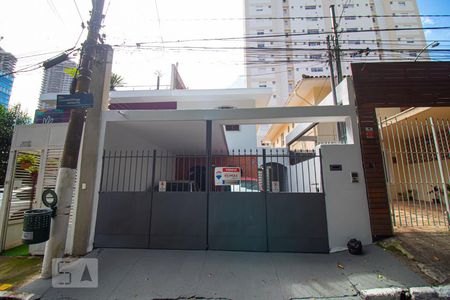 Casa à venda com 172m², 3 quartos e 2 vagas Casa à venda com 172m², 3 quartos e 2 vagasFachada