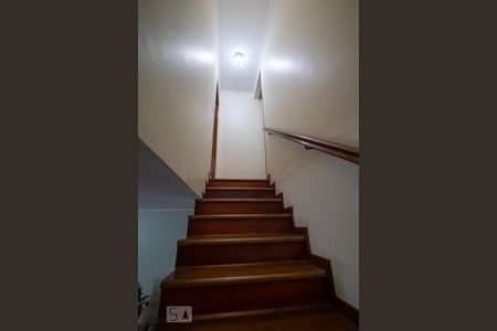 Casa à venda com 172m², 3 quartos e 2 vagas Casa à venda com 172m², 3 quartos e 2 vagasEscada