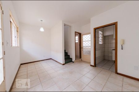 Sala de casa de condomínio para alugar com 2 quartos, 55m² em Estrela Dalva, Belo Horizonte