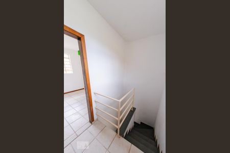 Escada de casa de condomínio para alugar com 2 quartos, 55m² em Estrela Dalva, Belo Horizonte