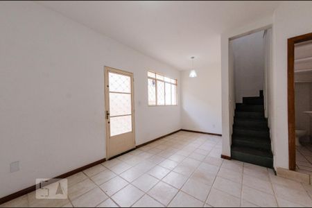 Sala de casa de condomínio para alugar com 2 quartos, 55m² em Estrela Dalva, Belo Horizonte